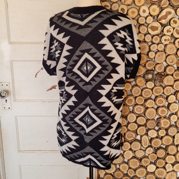 Kirra Aztec Print Black and Cream Knit Short Sleeve Cardigan Size Small - Picture 5 of 8